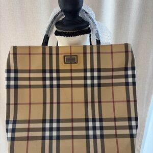 Burberry Check Tote Plaque in Beige Black Red